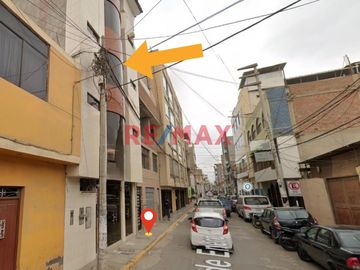 Se alquila edificio en pleno centro de Chiclayo en la calle 7 de Enero de enero, cuadra 2;
en todo el entorno financiero y comercial, cerca a los pri