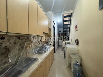 Rumah 2 Lantai Siap Huni Dalam Cluster Ekslusif di Pejaten