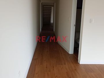 Exclusivos departamentos iluminados, con excelente ubicación en la Urb. Los Rosales.
Financiado por el BCP.
ENTREGA MAYO  2025.
Con accesos a las a