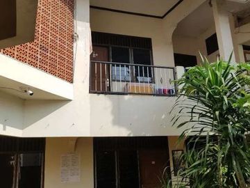 Rumah Kost-Kostan Belakang Universitas Trilogi