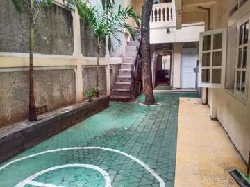 Rumah Kost-Kostan Belakang Universitas Trilogi