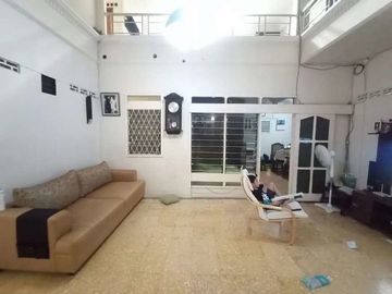 Rumah Kost-Kostan Belakang Universitas Trilogi