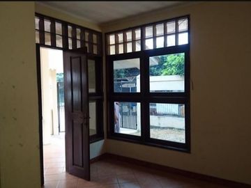 Rumah hoek siap huni dalam komplek di Pondok Aren