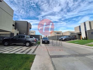 SE VENDE MODERNA Y EXCLUSIVA CASA SECTOR PONIENTE