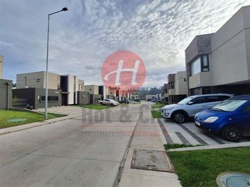 SE VENDE MODERNA Y EXCLUSIVA CASA SECTOR PONIENTE