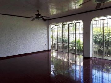 Very Spacious 650sq.m House and Lot for Rent in Cutcut Angel