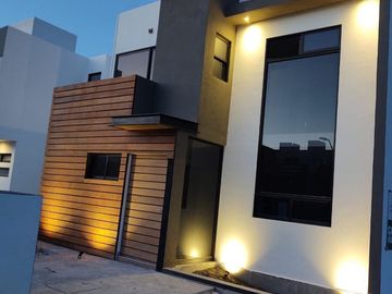 Residencia de Lujo en Grand Juriquilla, 4 Recamaras, una en PB, Roof Garden