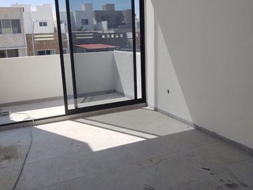 Residencia de Lujo en Grand Juriquilla, 4 Recamaras, una en PB, Roof Garden