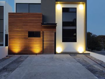 Residencia de Lujo en Grand Juriquilla, 4 Recamaras, una en PB, Roof Garden