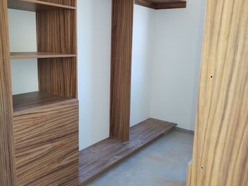 Residencia de Lujo en Grand Juriquilla, 4 Recamaras, una en PB, Roof Garden