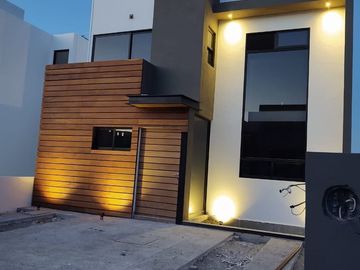 Residencia de Lujo en Grand Juriquilla, 4 Recamaras, una en PB, Roof Garden