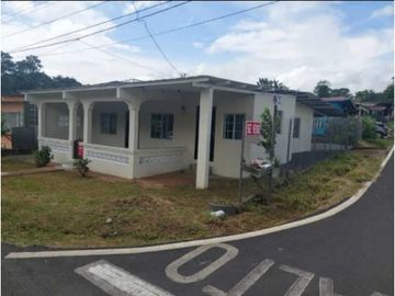 VENDO CASA EN LA CHORRERA BARRIO BALBOA 3R