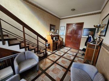 VENDO IMPORTANTE CASA EN ZONA CENTRO CIVICO- PARQUE.- NUEVA TASACION U$S 340.000.-