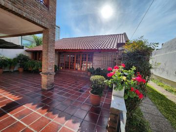VENDO IMPORTANTE CASA EN ZONA CENTRO CIVICO- PARQUE.- NUEVA TASACION U$S 340.000.-