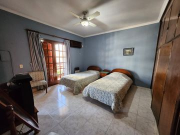VENDO IMPORTANTE CASA EN ZONA CENTRO CIVICO- PARQUE.- NUEVA TASACION U$S 340.000.-