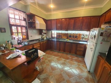 VENDO IMPORTANTE CASA EN ZONA CENTRO CIVICO- PARQUE.- NUEVA TASACION U$S 340.000.-