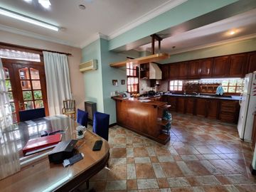 VENDO IMPORTANTE CASA EN ZONA CENTRO CIVICO- PARQUE.- NUEVA TASACION U$S 340.000.-
