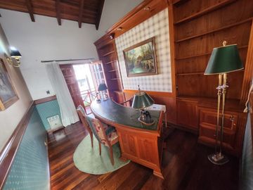 VENDO IMPORTANTE CASA EN ZONA CENTRO CIVICO- PARQUE.- NUEVA TASACION U$S 340.000.-