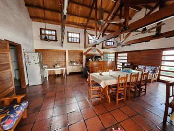 VENDO IMPORTANTE CASA EN ZONA CENTRO CIVICO- PARQUE.- NUEVA TASACION U$S 340.000.-