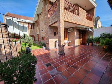 VENDO IMPORTANTE CASA EN ZONA CENTRO CIVICO- PARQUE.- NUEVA TASACION U$S 340.000.-