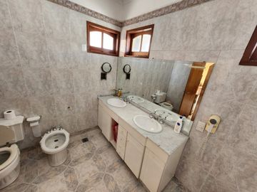 VENDO IMPORTANTE CASA EN ZONA CENTRO CIVICO- PARQUE.- NUEVA TASACION U$S 340.000.-