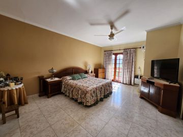 VENDO IMPORTANTE CASA EN ZONA CENTRO CIVICO- PARQUE.- NUEVA TASACION U$S 340.000.-