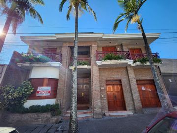 VENDO IMPORTANTE CASA EN ZONA CENTRO CIVICO- PARQUE.- NUEVA TASACION U$S 340.000.-