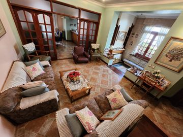 VENDO IMPORTANTE CASA EN ZONA CENTRO CIVICO- PARQUE.- NUEVA TASACION U$S 340.000.-