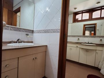VENDO IMPORTANTE CASA EN ZONA CENTRO CIVICO- PARQUE.- NUEVA TASACION U$S 340.000.-