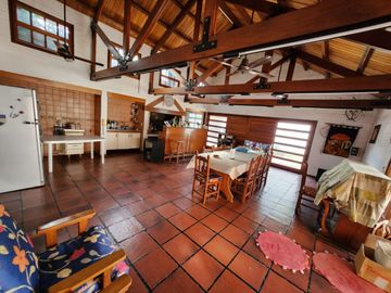 VENDO IMPORTANTE CASA EN ZONA CENTRO CIVICO- PARQUE.- NUEVA TASACION U$S 340.000.-