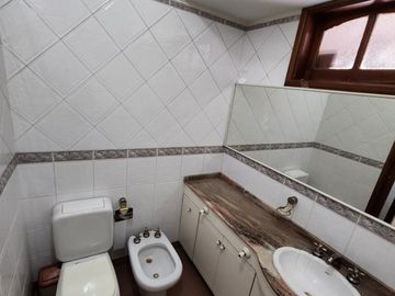 VENDO IMPORTANTE CASA EN ZONA CENTRO CIVICO- PARQUE.- NUEVA TASACION U$S 340.000.-