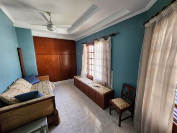 VENDO IMPORTANTE CASA EN ZONA CENTRO CIVICO- PARQUE.- NUEVA TASACION U$S 340.000.-