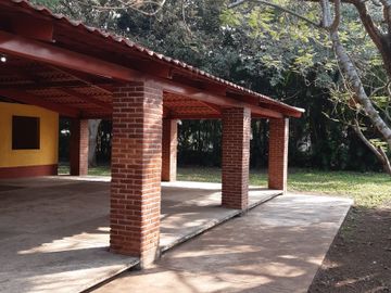 INVERSIONISTAS O CONSTRUCTORES EXCELENTE TERRENO ARBOLADO CON CASA Y SALON FIEST