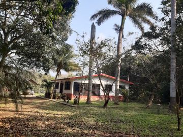 INVERSIONISTAS O CONSTRUCTORES EXCELENTE TERRENO ARBOLADO CON CASA Y SALON FIEST