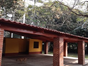 INVERSIONISTAS O CONSTRUCTORES EXCELENTE TERRENO ARBOLADO CON CASA Y SALON FIEST