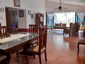INVERSIONISTAS O CONSTRUCTORES EXCELENTE TERRENO ARBOLADO CON CASA Y SALON FIEST
