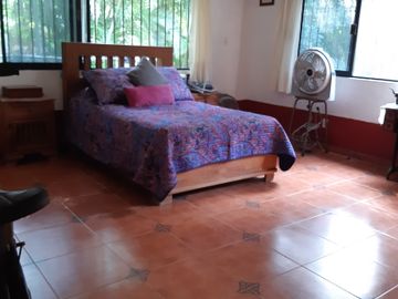 INVERSIONISTAS O CONSTRUCTORES EXCELENTE TERRENO ARBOLADO CON CASA Y SALON FIEST