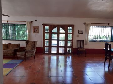 INVERSIONISTAS O CONSTRUCTORES EXCELENTE TERRENO ARBOLADO CON CASA Y SALON FIEST