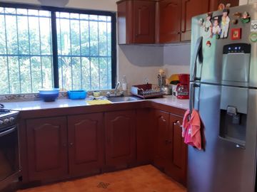 INVERSIONISTAS O CONSTRUCTORES EXCELENTE TERRENO ARBOLADO CON CASA Y SALON FIEST