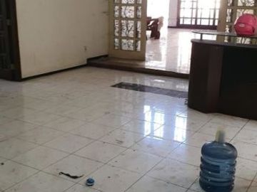 Rumah di Kedungdoro, Nol Jalan, Hadap Timur
