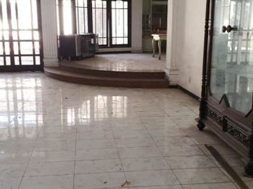 Rumah di Kedungdoro, Nol Jalan, Hadap Timur