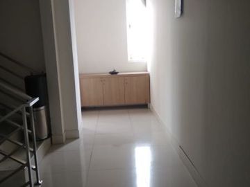 Disewakan Ruko Gandeng 3 di Kompleks Golden Boulevard BSD City Tangerang Dekat Sekolah Binus Serpong Siap Pakai