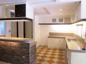 Three Storey Townhouse for sale with 4 bedrooms in Friendshi