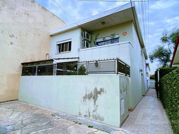 Sólido PH de 4 ambientes en dos plantas con cochera! TOMA 2 o 3 AMBIENTES EN LA ZONA!!!
