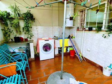 Sólido PH de 4 ambientes en dos plantas con cochera! TOMA 2 o 3 AMBIENTES EN LA ZONA!!!