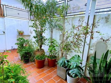 Sólido PH de 4 ambientes en dos plantas con cochera! TOMA 2 o 3 AMBIENTES EN LA ZONA!!!