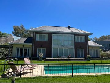 Chalet en venta en Club de Campo Abril