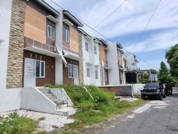 RUMAH SIAP HUNI 2 LANTAI MINIMALIS SELANGKAH DARI ALUN - ALUN WATES
