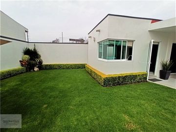 MODERNA CASA DE 1 SOLO NIVEL CON ALBERCA Y JARDÍN PRIV.