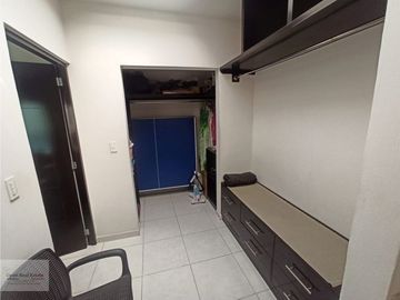 MODERNA CASA DE 1 SOLO NIVEL CON ALBERCA Y JARDÍN PRIV.